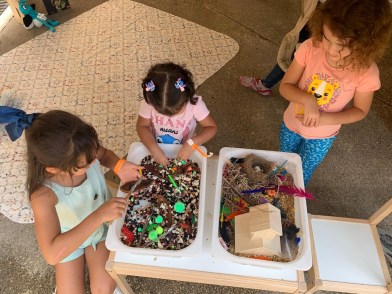 Youth learning how birds eat and build their nests through sensory play. (Photo by Amigos de El Yunque)